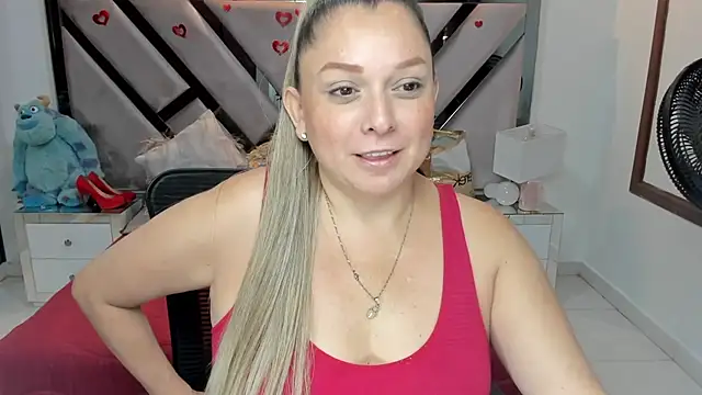 Snapshot of natalia5560 chatting on 10-15-25, 01:00 natalia5560 online show from 10-15-25, 01:00