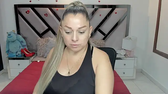 Snapshot of natalia5560 chatting on 10-20-25, 01:00 natalia5560 online show from 10-20-25, 01:00