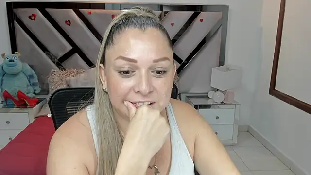 Snapshot of natalia5560 chatting on 10-27-25, 01:15 natalia5560 online show from 10-27-25, 01:15