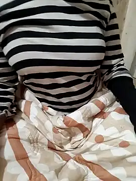 Snapshot of Looliya02 chatting on 01-07-25, 10:22 Looliya02 online show from 01-07-25, 10:22