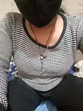 Snapshot of Looliya02 chatting on 02-21-25, 06:18 Looliya02 online show from 02-21-25, 06:18