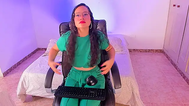 Snapshot of emmaTorres1 chatting on 01-21-25, 02:26 emmaTorres1 online show from 01-21-25, 02:26