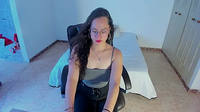 Snapshot of emmaTorres1 chatting on 02-09-25, 06:58 emmaTorres1 online show from 02-09-25, 06:58