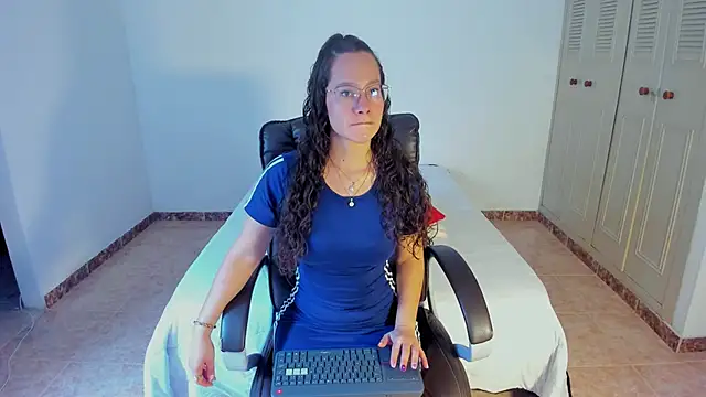 Snapshot of emmaTorres1 chatting on 02-11-25, 07:05 emmaTorres1 online show from 02-11-25, 07:05