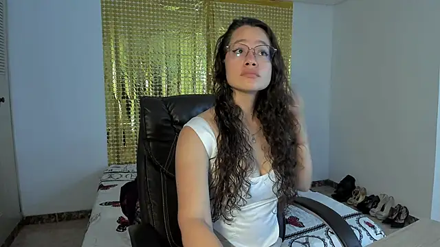 Snapshot of emmaTorres1 chatting on 03-16-25, 08:32 emmaTorres1 online show from 03-16-25, 08:32