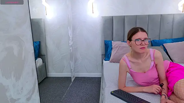 Snapshot of NellieLoyns chatting on 01-19-25, 04:04 NellieLoyns online show from 01-19-25, 04:04