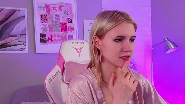 Snapshot of NellieLoyns chatting on 03-10-25, 09:18 NellieLoyns online show from 03-10-25, 09:18