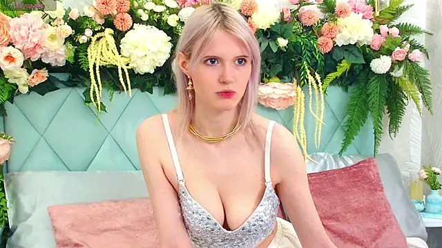 Snapshot of NellieLoyns chatting on 10-20-25, 05:35 NellieLoyns online show from 10-20-25, 05:35