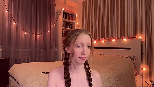 Snapshot of Awwwrora chatting on 10-13-25, 07:25 Awwwrora online show from 10-13-25, 07:25