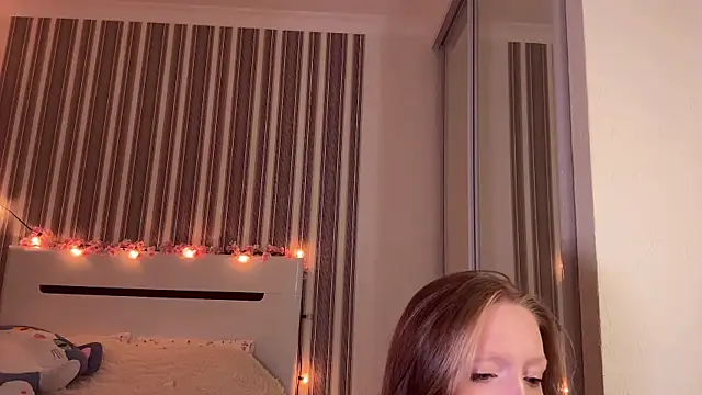 Snapshot of Awwwrora chatting on 11-17-25, 03:51 Awwwrora online show from 11-17-25, 03:51