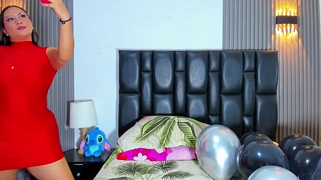 Snapshot of MiaLaurents chatting on 09-14-25, 07:57 MiaLaurents online show from 09-14-25, 07:57