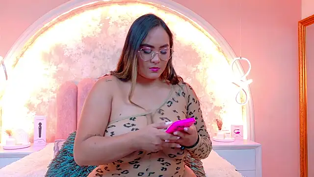 MiaLaurents online show from 11-15-25, 05:05