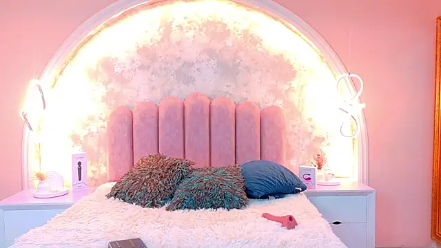 MiaLaurents online show from 11-19-25, 04:45