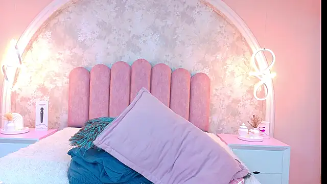 MiaLaurents online show from 11-22-25, 04:33