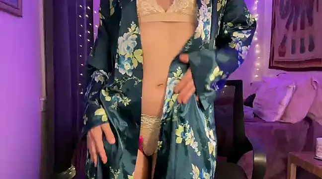 Snapshot of leahsparkles chatting on 03-19-25, 03:52 leahsparkles online show from 03-19-25, 03:52