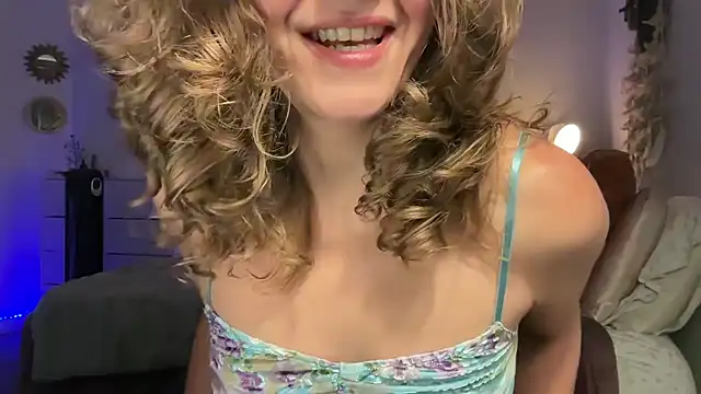 Snapshot of leahsparkles chatting on 09-15-25, 04:45 leahsparkles online show from 09-15-25, 04:45