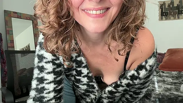 Snapshot of leahsparkles chatting on 10-17-25, 02:41 leahsparkles online show from 10-17-25, 02:41