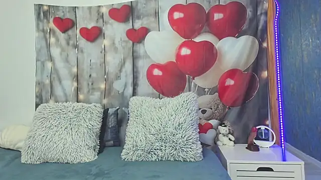 Snapshot of EmaLowe chatting on 09-26-25, 03:21 EmaLowe online show from 09-26-25, 03:21