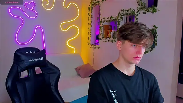 RobertAndLinela online show from 01-22-25, 04:55