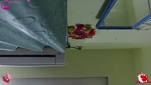 Snapshot of sexyhoney27 chatting on 11-26-25, 02:18 sexyhoney27 online show from 11-26-25, 02:18