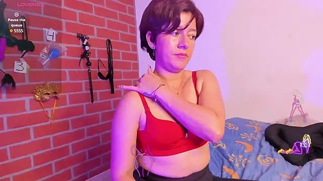 Laura hellss online show from 01-10-25, 01:21