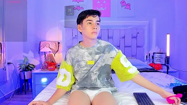 Snapshot of Maxi_little chatting on 10-11-25, 09:13 Maxi little online show from 10-11-25, 09:13