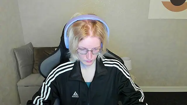 Snapshot of ElizabethHarpper chatting on 09-21-25, 01:07 ElizabethHarpper online show from 09-21-25, 01:07