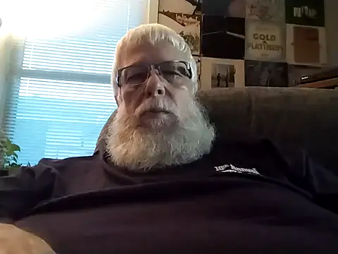 Snapshot of Futura_intx chatting on 10-20-25, 02:06 Futura intx online show from 10-20-25, 02:06