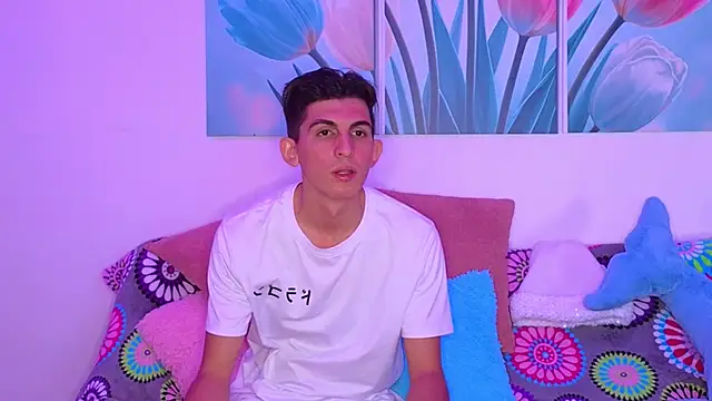 Snapshot of Ana_and_Leo chatting on 12-21-25, 02:35 Ana and Leo online show from 12-21-25, 02:35