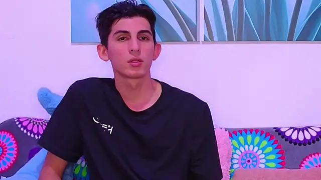 Snapshot of Ana_and_Leo chatting on 01-19-26, 02:21 Ana and Leo online show from 01-19-26, 02:21