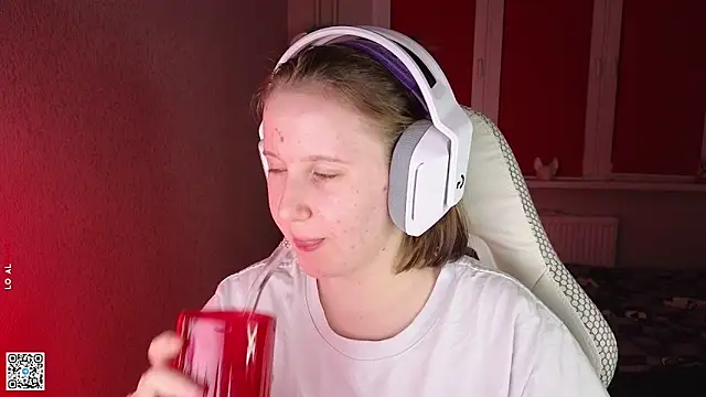 Snapshot of mon_lola chatting on 09-14-25, 04:28 mon lola online show from 09-14-25, 04:28