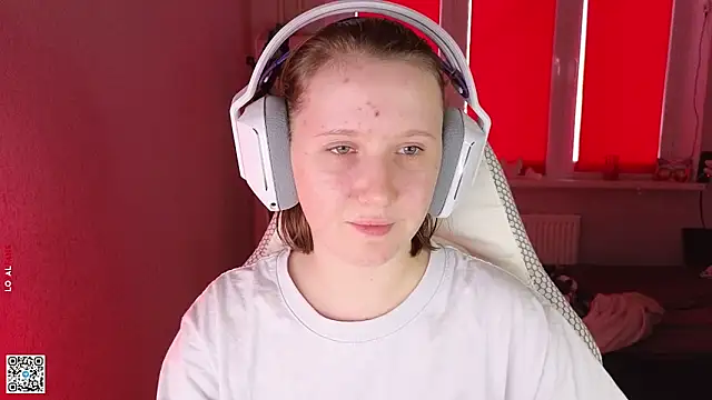 Snapshot of mon_lola chatting on 09-15-25, 02:50 mon lola online show from 09-15-25, 02:50