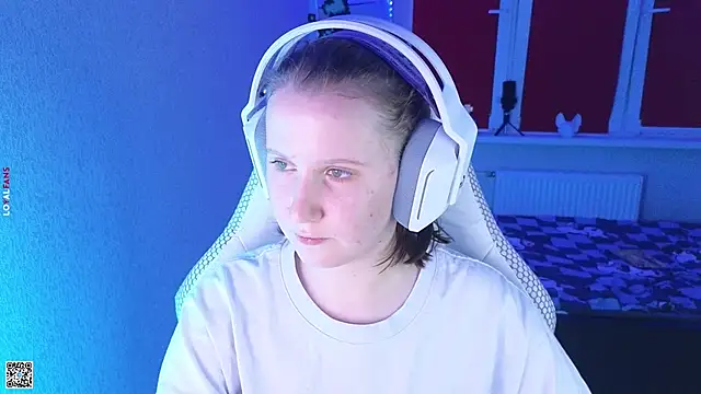 Snapshot of mon_lola chatting on 10-10-25, 04:28 mon lola online show from 10-10-25, 04:28