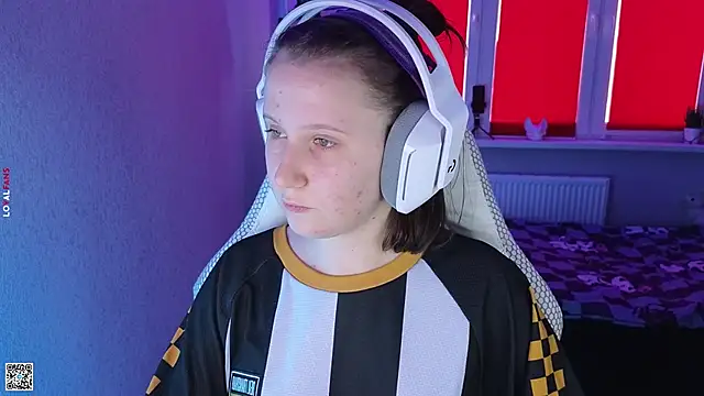 Snapshot of mon_lola chatting on 10-15-25, 11:21 mon lola online show from 10-15-25, 11:21