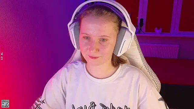 Snapshot of mon_lola chatting on 10-22-25, 04:40 mon lola online show from 10-22-25, 04:40