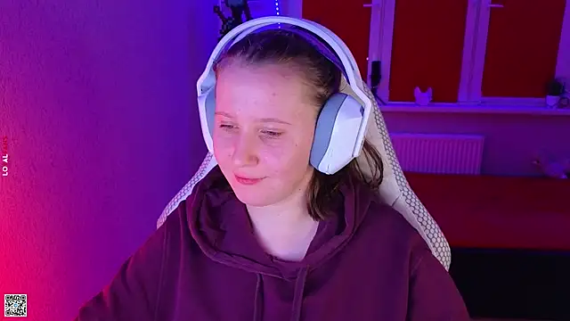 Snapshot of mon_lola chatting on 10-24-25, 03:30 mon lola online show from 10-24-25, 03:30