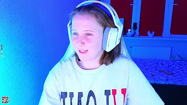 Snapshot of mon_lola chatting on 10-29-25, 03:25 mon lola online show from 10-29-25, 03:25