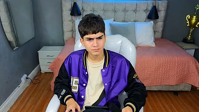 Tommy18   online show from 03-11-25, 07:15