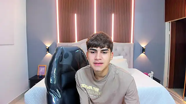 Tommy18   online show from 10-17-25, 03:31