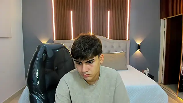 Tommy18   online show from 11-04-25, 03:49