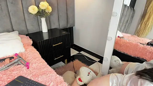 Snapshot of chelsea_bolton_ chatting on 10-15-25, 01:00 chelsea bolton online show from 10-15-25, 01:00