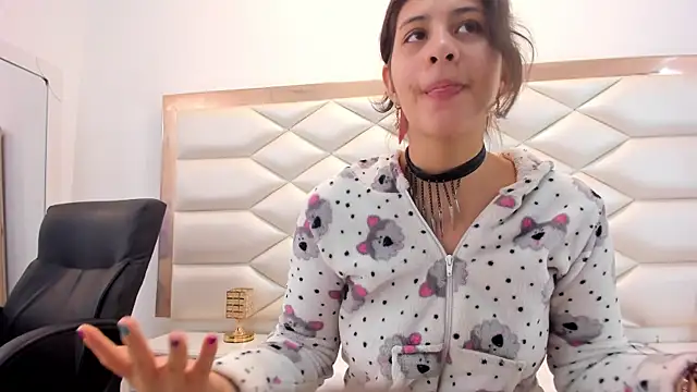 MiaQueen021 online show from 02-06-25, 06:35