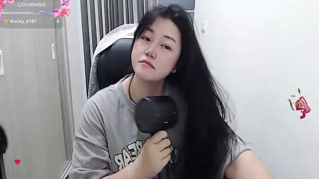 Snapshot of minnie9009 chatting on 03-18-25, 02:04 minnie9009 online show from 03-18-25, 02:04