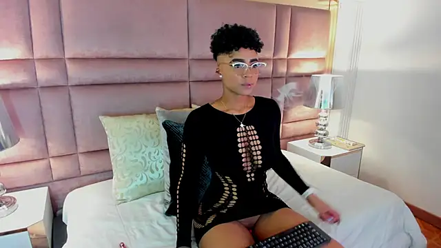 Snapshot of LuciaWallace chatting on 10-10-25, 03:49 LuciaWallace online show from 10-10-25, 03:49