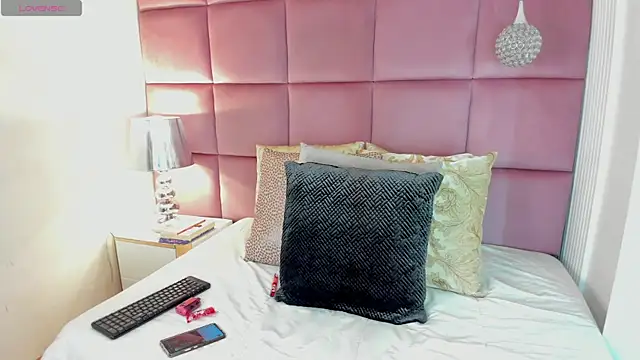 Snapshot of LuciaWallace chatting on 10-19-25, 12:33 LuciaWallace online show from 10-19-25, 12:33