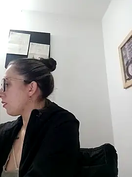 Snapshot of CHARLOTTE_1711 chatting on 03-21-25, 03:22 CHARLOTTE 1711 online show from 03-21-25, 03:22