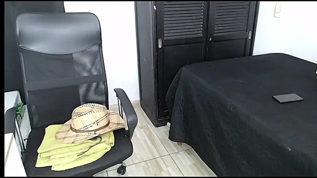 avis lara online show from 10-31-25, 03:46