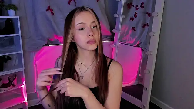 Snapshot of Sahara_Shields chatting on 03-18-25, 01:20 Sahara Shields online show from 03-18-25, 01:20