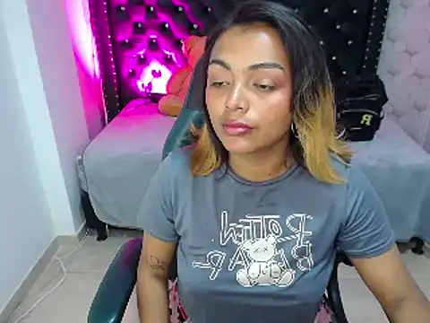 Snapshot of madelein_m chatting on 02-07-25, 07:06 madelein m online show from 02-07-25, 07:06