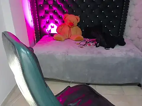 Snapshot of madelein_m chatting on 02-08-25, 03:53 madelein m online show from 02-08-25, 03:53